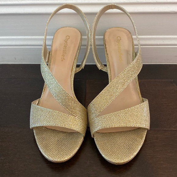 Very stylish golden heeled sandals - Picture 3 of 6